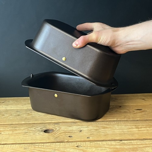 Cast iron loaf shop pan with lid